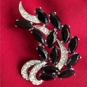 Vintage black & diamond rhinestone broach. Lovely design. 2 1/4” x 3”